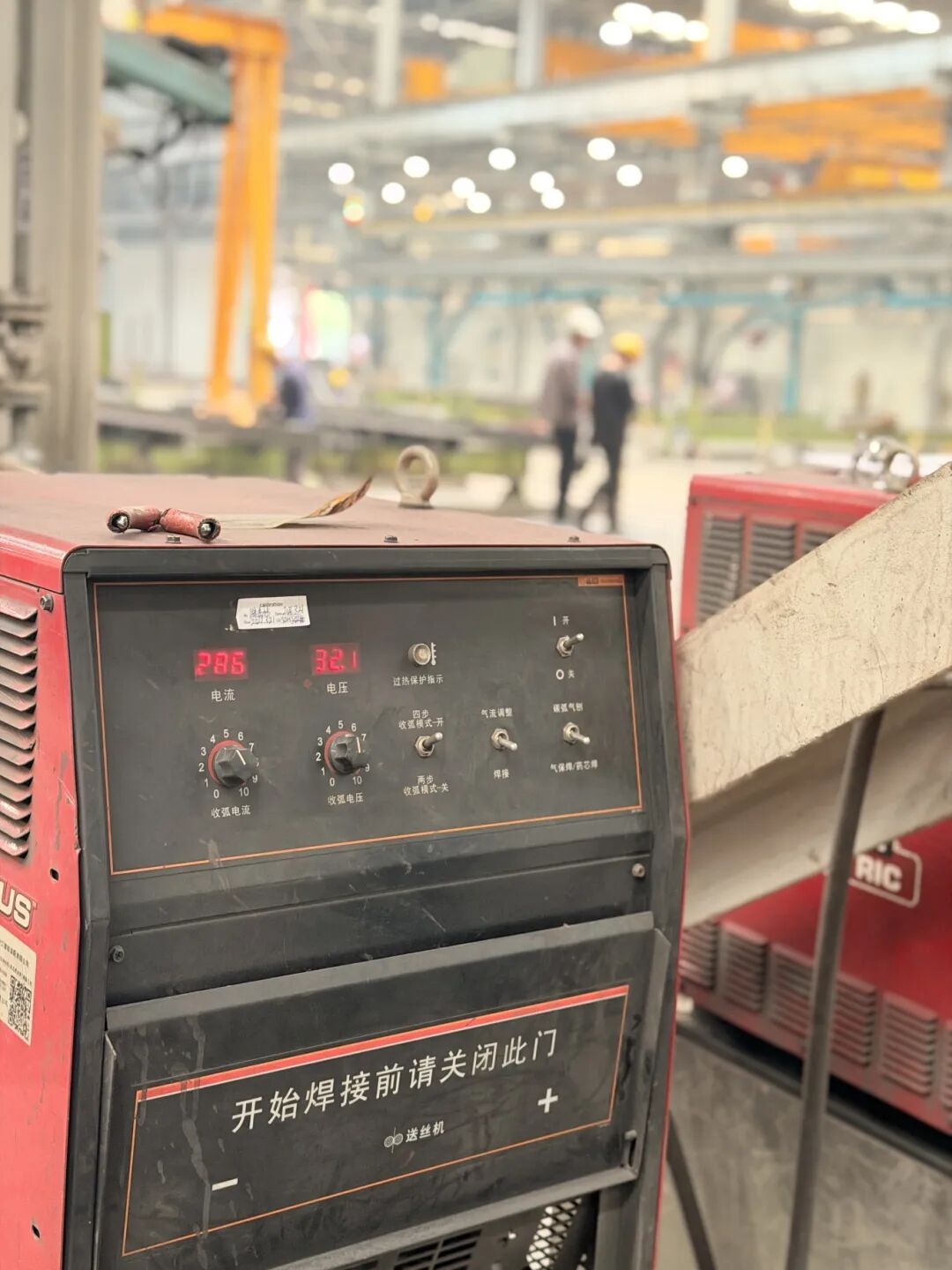 Current and voltage display on the welding machine